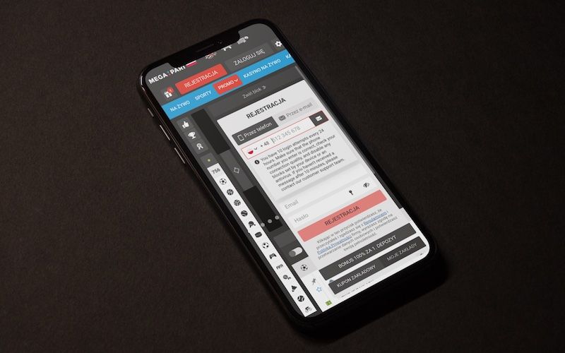 Osoba trzymająca iPhone'a z Megapari Kasyno